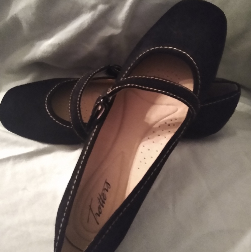 Trotter's Ladies shoes Simmy Black Suede 9 1/2  M